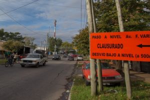 BERA CIERRE DEL PASO A NIVEL DE AV. FLORENCIO VARELA POR OBRAS