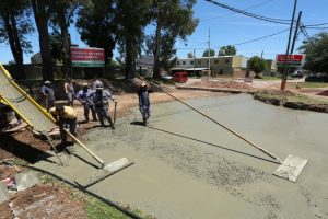 EE LA PAVIMENTACIÓN EN HORMIGÓN DE NUEVO ACCESO EN MG 1