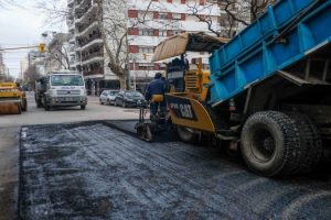 Foto MGP - Prosiguen las tareas de asfaltado en calles del microcentro