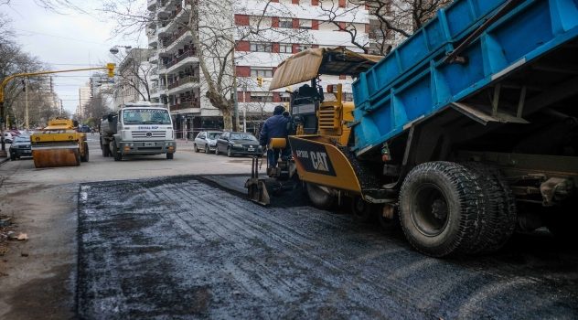 Foto MGP - Prosiguen las tareas de asfaltado en calles del microcentro