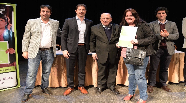 MGP Entrega escrituras Teatro Colon.van Tooren