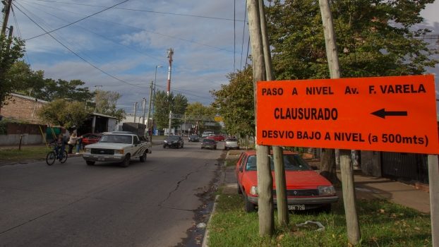 BERA CIERRE DEL PASO A NIVEL DE AV. FLORENCIO VARELA POR OBRAS