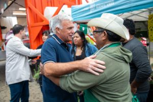 Carlos Balor y el ministro Javier Rodríguez entregaron equipamiento para la Feria Mercado Vecino 3