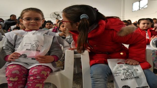 EE 150 PARES DE ANTEOJOS EN LA ESCUELA PRIMARIA N° 12