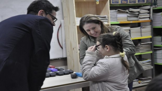 EE EL MUNICIPIO ENTREGÓ ANTEOJOS EN ESCUELA PRIMARIA Nº14 DE MG 1