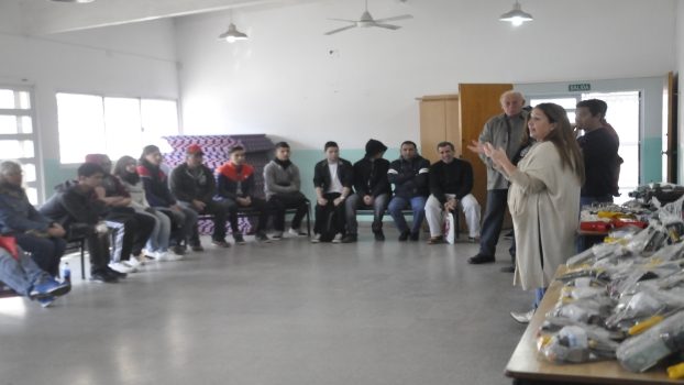 EE EL MUNICIPIO ENTREGÓ MÁS DE 700 KITS A CURSOS DE ESCUELA DE ARTES Y OFICIOS 1