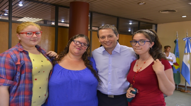 EE FERNANDO GRAY ENTREGÓ ANTEOJOS 1