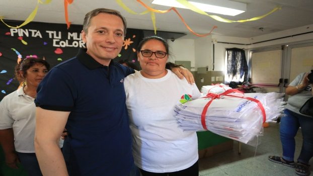 EE FERNANDO GRAY ENTREGÓ GUARDAPOLVOS A VECINOS DE ECHEVERRÍA