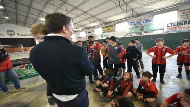EE FG ENTREGÓ CAMISETAS EN CLUB PORTUGUÉS 2