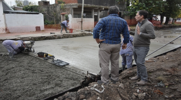EE FG RECORRIÓ OBRA DE PAVIMENTO EN BARRIO SAN CARLOS 1