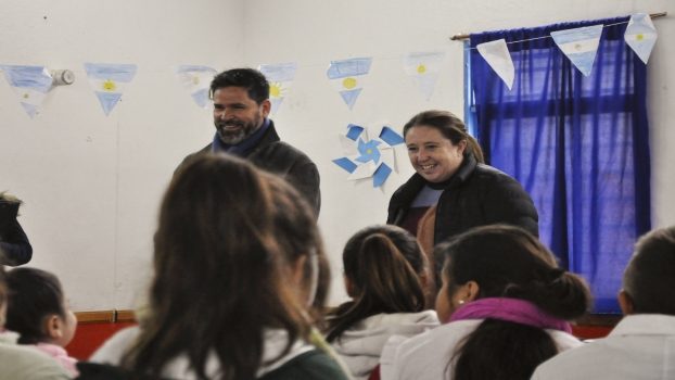EE MUNICIPIO ENTREGÓ LENTES EN ESCUELA PRIMARIA DE MG 1