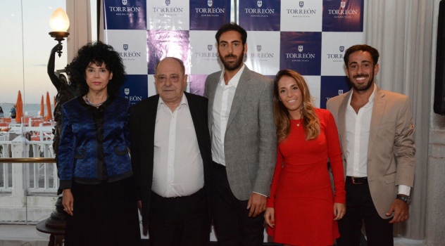 MGP - Arroyo junto a la familia Parato, en el aniversario del Torreón del Monje.