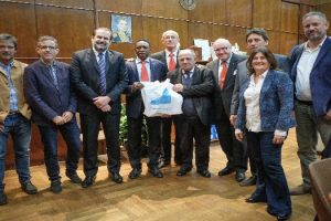 MGP - Arroyo y representantes de FIBA