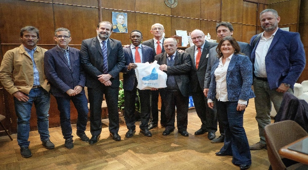 MGP - Arroyo y representantes de FIBA
