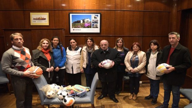MGP - Entrega de materiales deportivos a escuelas municipales
