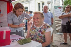 MGP - Salud - Continúa la campaña de vacunación gratuita para adultos en Plaza del Agua (1)