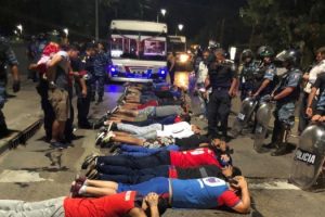 MS 100 DETENIDOS EN EL ESTADIO ARSENAL 1