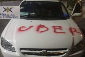 MS PINTARON UN VEHÍCULO CON AEROSOL CON LA INSIGNIA UBER