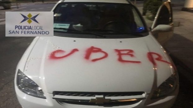 MS PINTARON UN VEHÍCULO CON AEROSOL CON LA INSIGNIA UBER