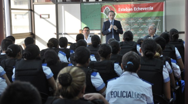 ee CHARLA C EFECTIVOS POLICÍA LOCAL