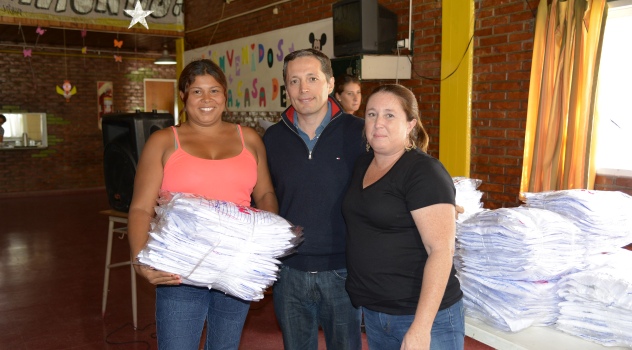 ee Entrega de guardapolvos Casa del Niño 2