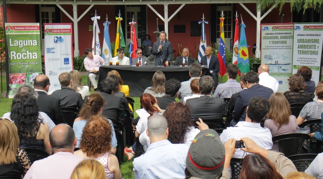 ee Jorn Urban, Amb y Territ