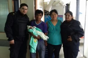 ms Policías ayudaron a dar a luz