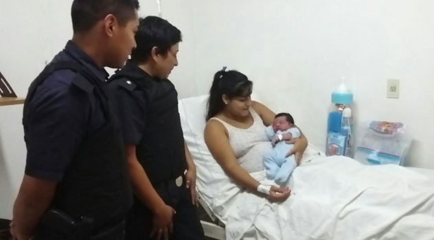 ms Policías ayudaron a dar a luz a mujer en Merlo