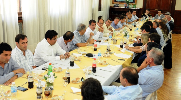 ms Ritondo junto a intendentes